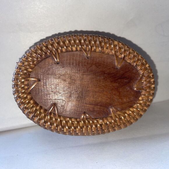 Woven Wooden Reed Oval Shaped Lidded Trinket Box 4"x 3" - Picture 7 of 10